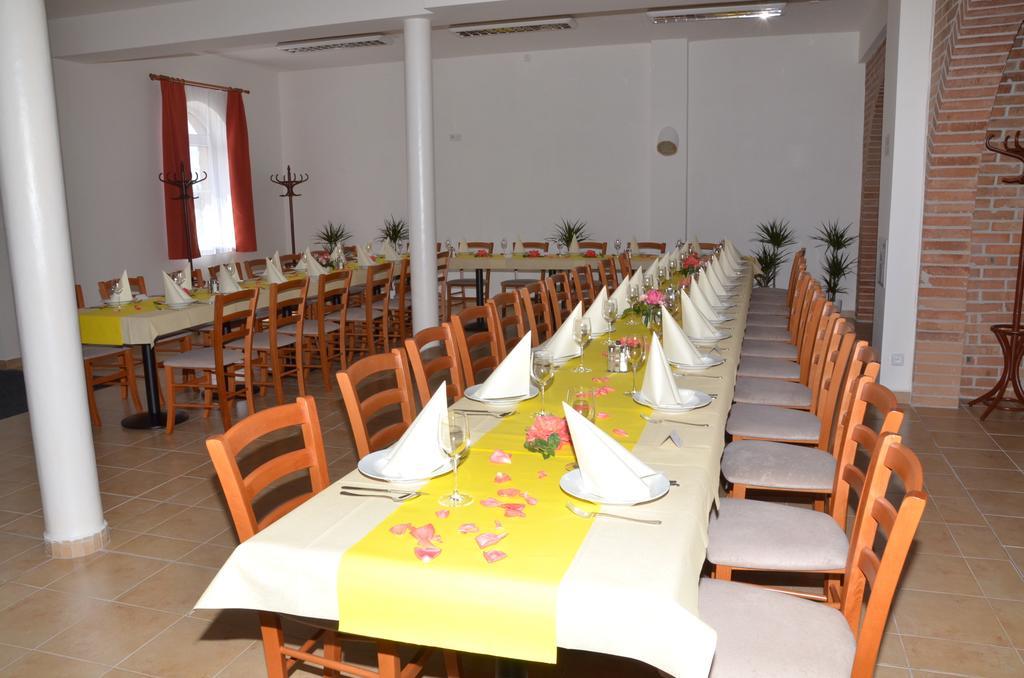 Hotel Ruzeny Hustopeče Buitenkant foto